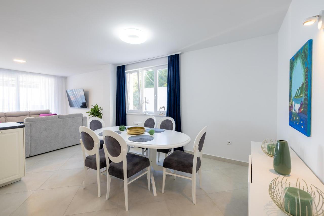 Villa Smaragd - Lapis - Luxury Apartment With Shared Pool Makarská Exteriér fotografie