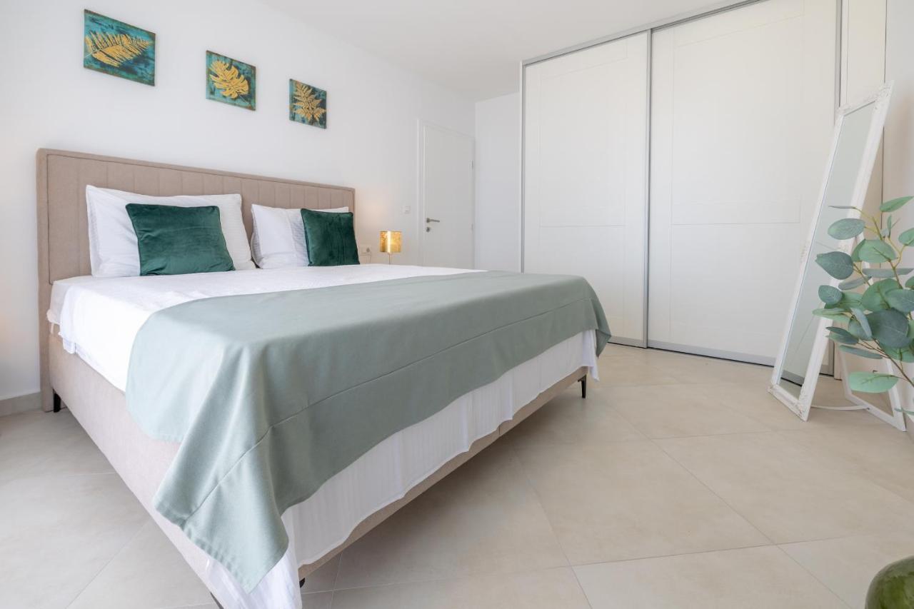 Villa Smaragd - Lapis - Luxury Apartment With Shared Pool Makarská Exteriér fotografie